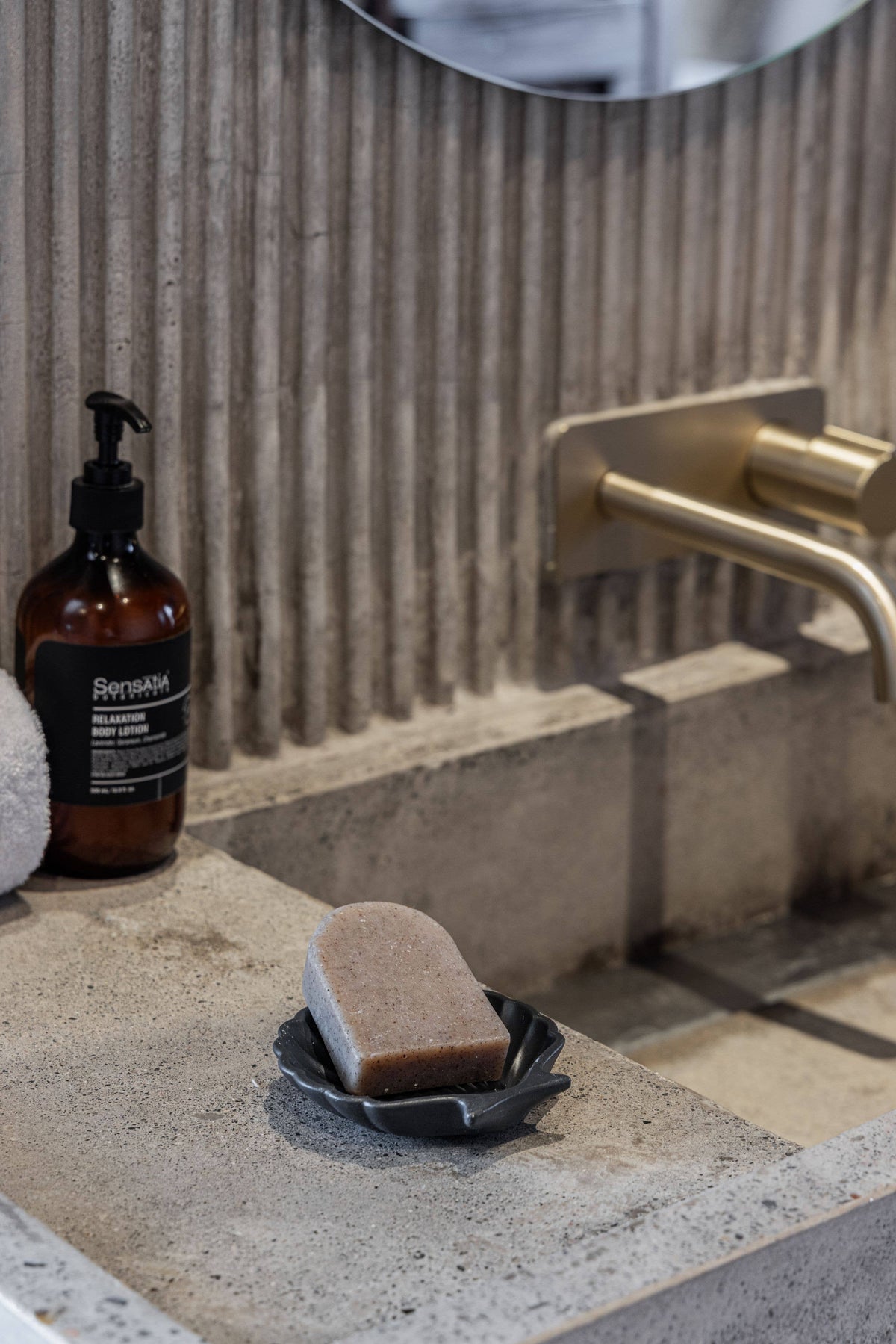 STUCCO SHELL TRINKET TRAY | BLACK